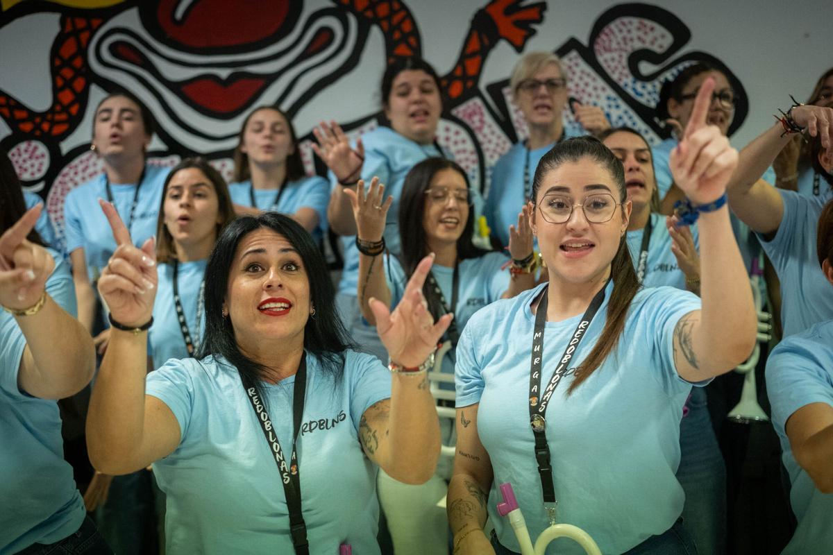 Reportaje con Redoblonas, murga femenina nueva en el Carnaval