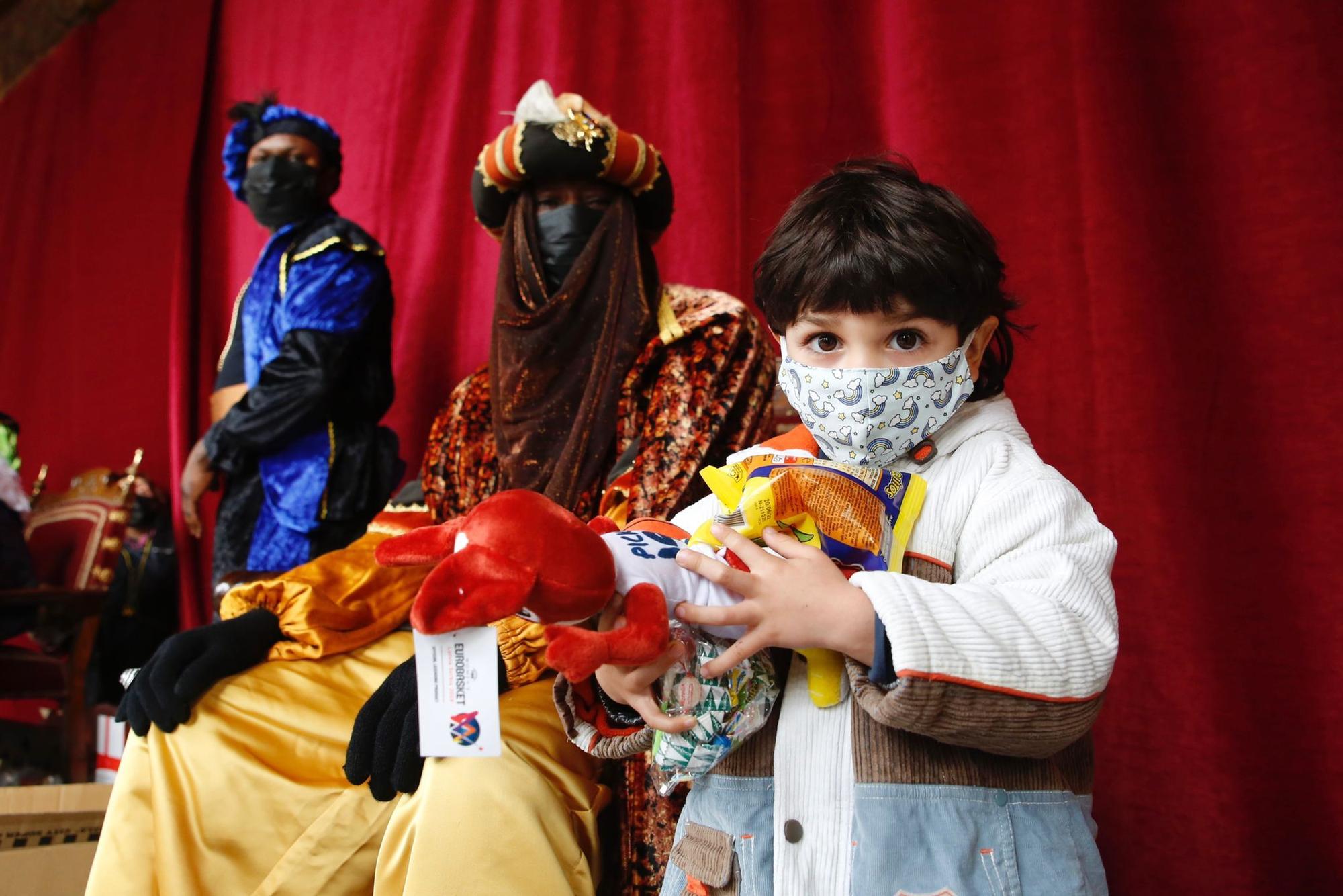 Los Reyes Magos reciben a los niños de Córdoba en el Patio de los Naranjos