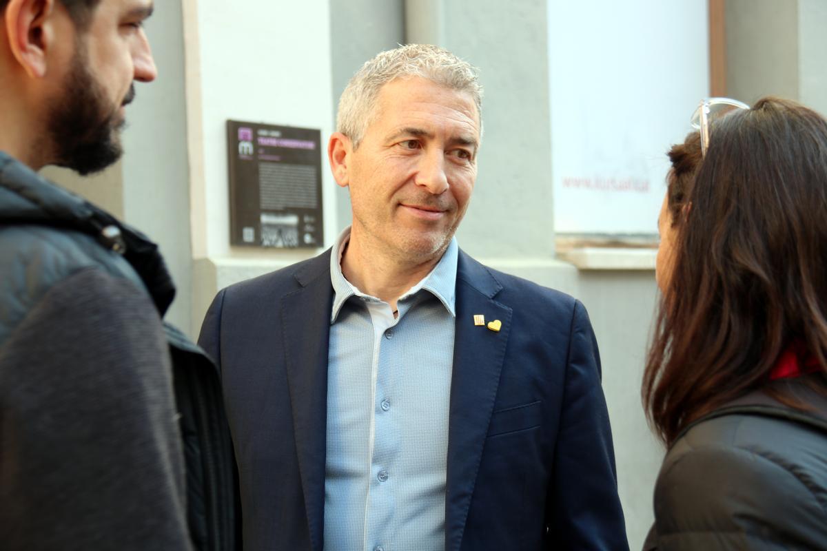 El conseller d'Educació, Josep González-Cambray, abans d'entrar a la cimera, al teatre Conservatori de Manresa