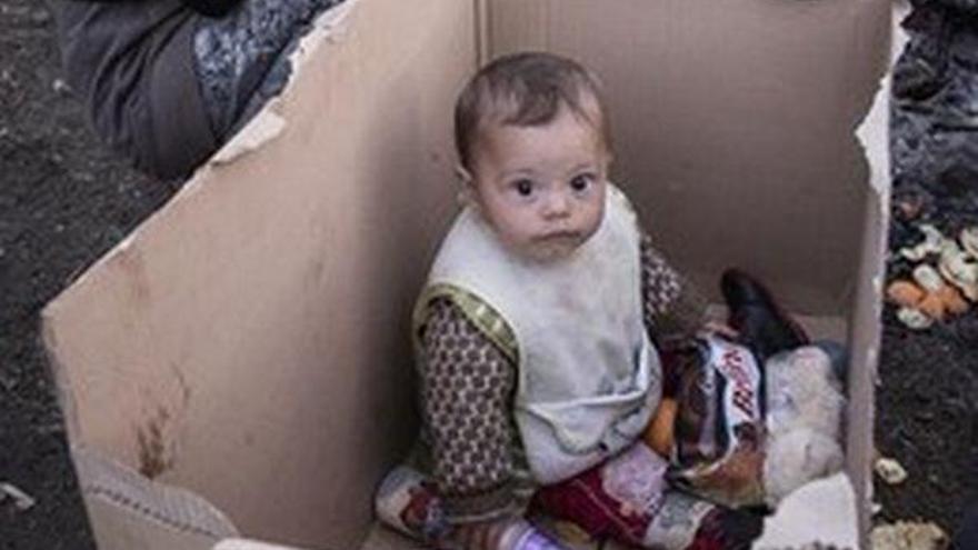 La fotografía de un bebé en una caja de cartón en medio del campo de Idomeni que se ha hecho viral