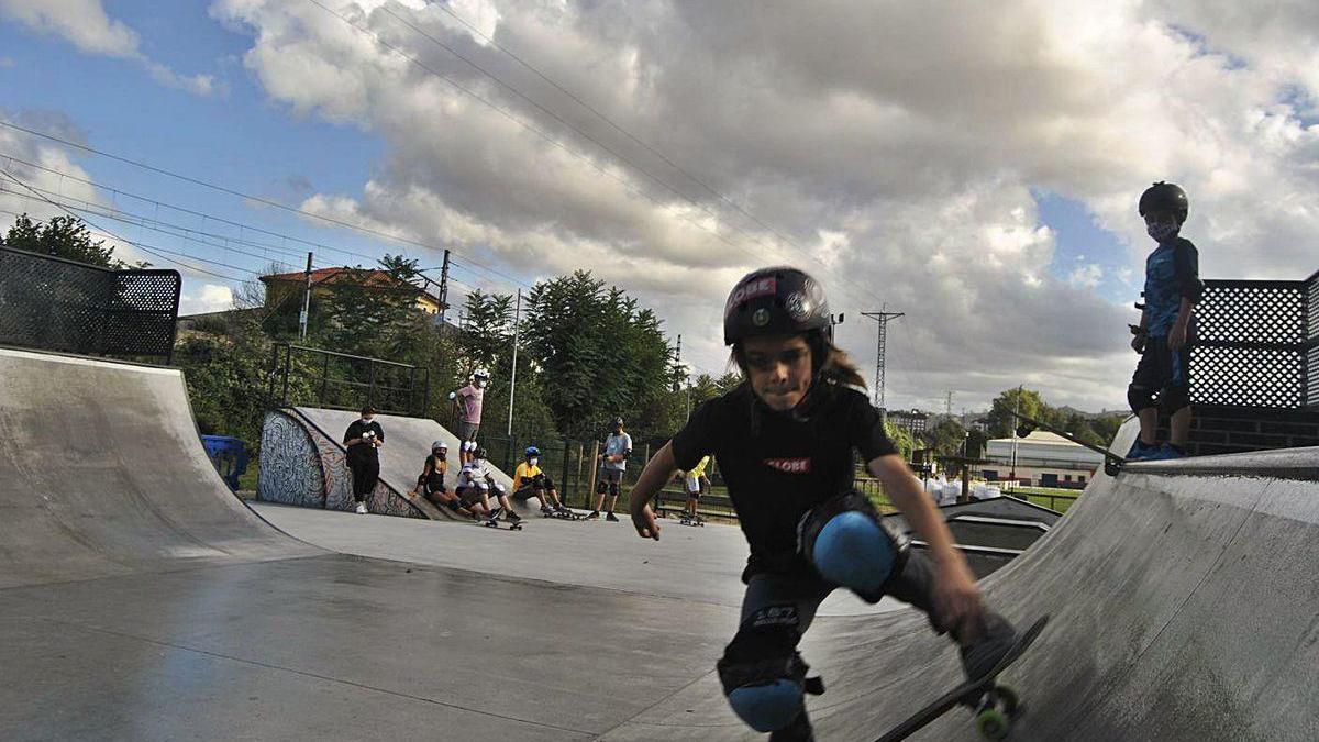 Adrián Moreno, patinando en Noreña.