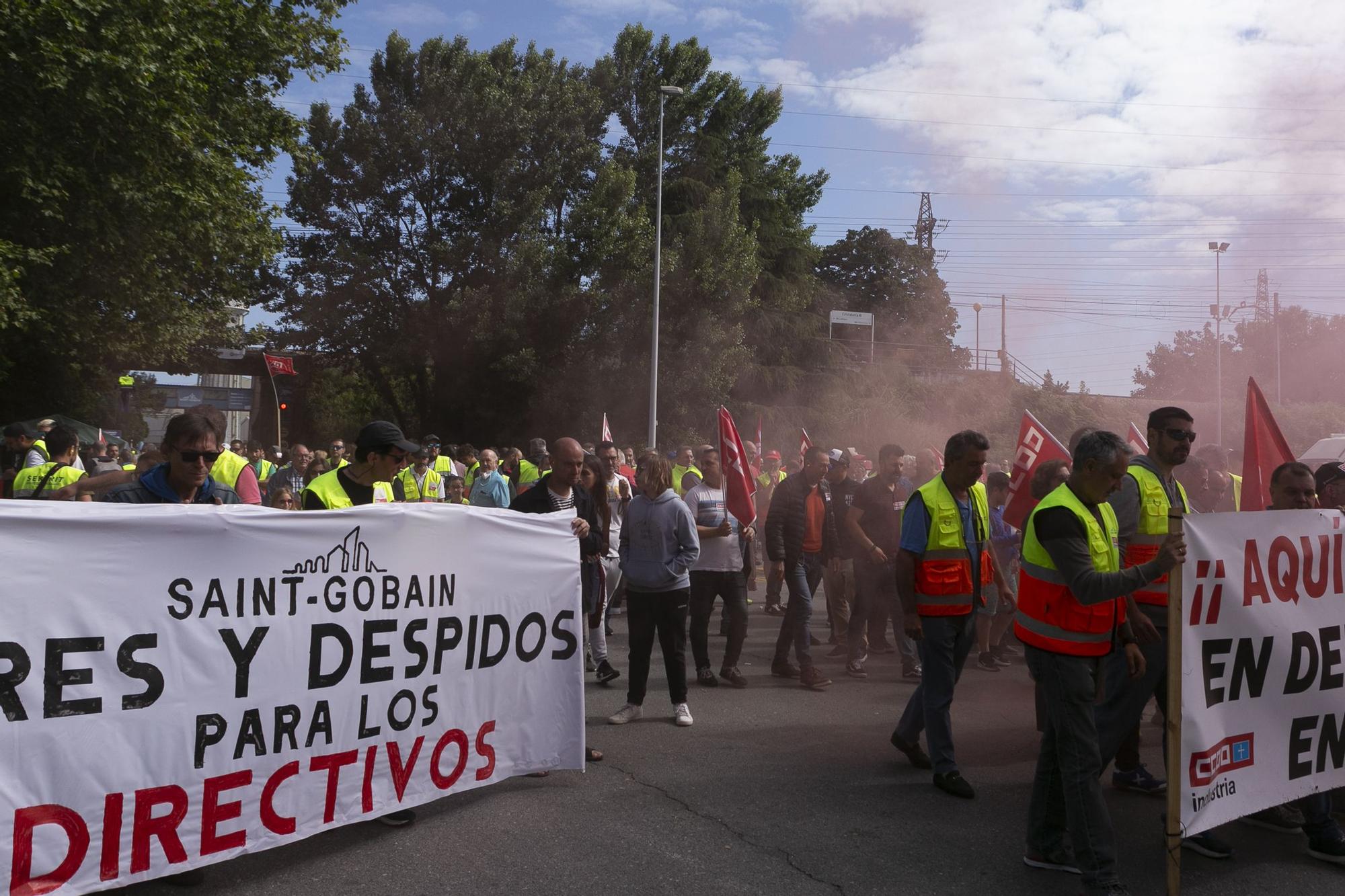 Los trabajadores de Saint-Gobain salen a la calle para frenar los despidos en Avilés