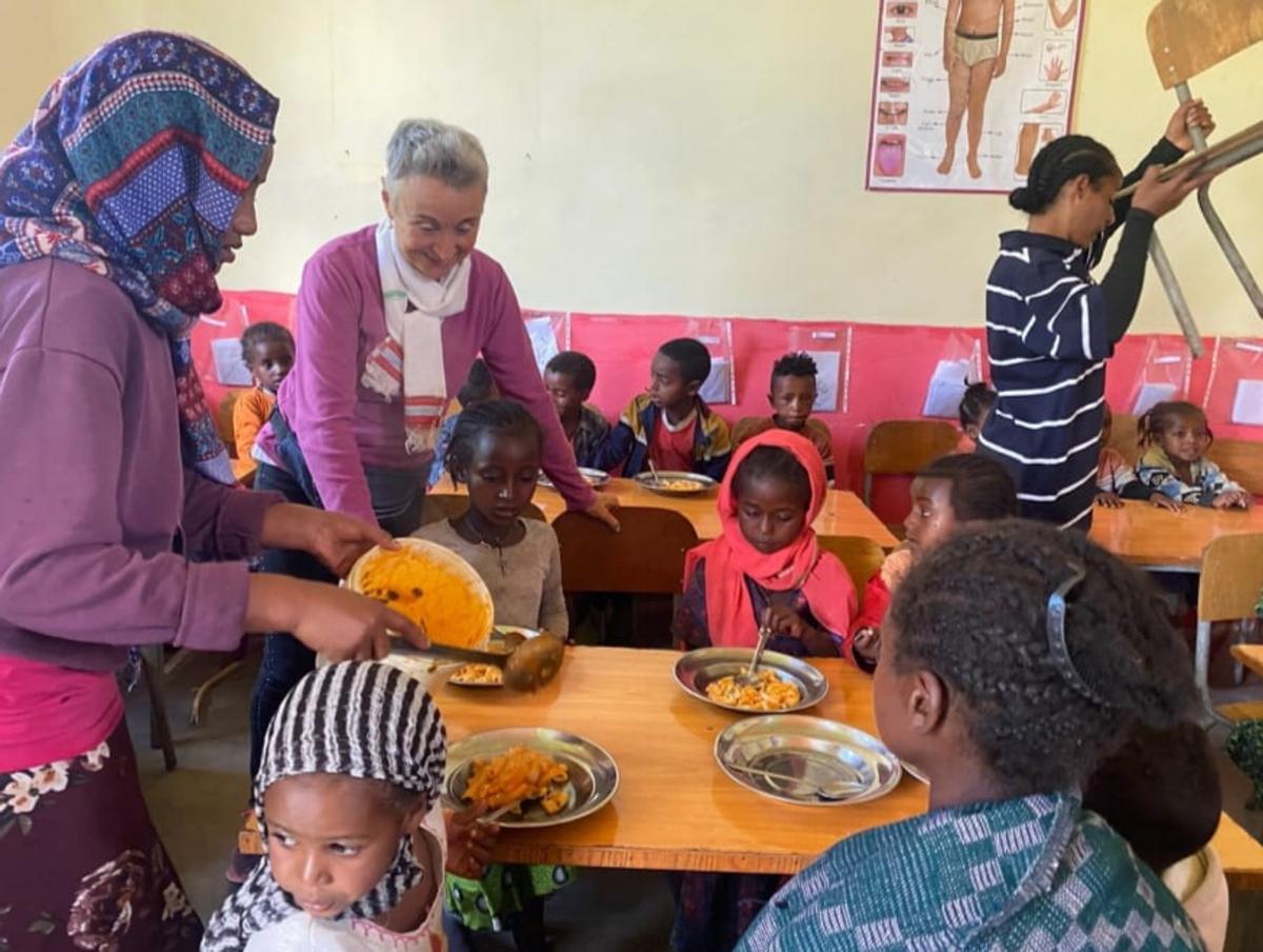 Reparto de comida a los niños etíopes.