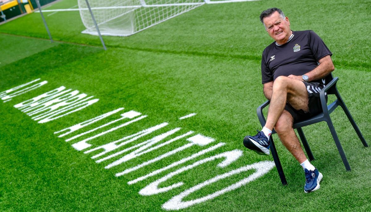 Gonzalo Morena posa sobre el césped del Campo de Fútbol Parque Atlántico.