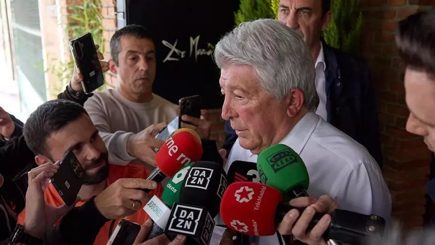 Cerezo: "!Estáis muy pesaditos con Julián Álvarez. Tiene contrato largo con el Atleti". A mí del Barça me gustan  todos. Hasta el entrenador".