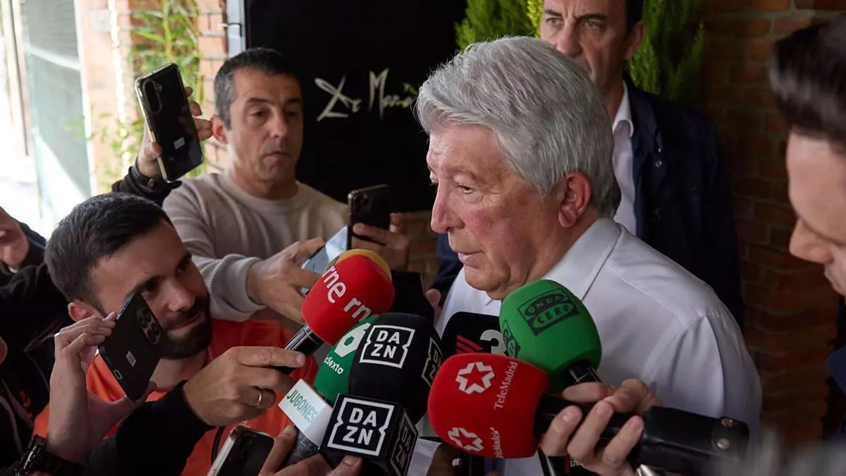 Enrique Cerezo, presidente del Atlético, avisa al Barça: "Os estáis pasando un poquito con Julián Álvarez"