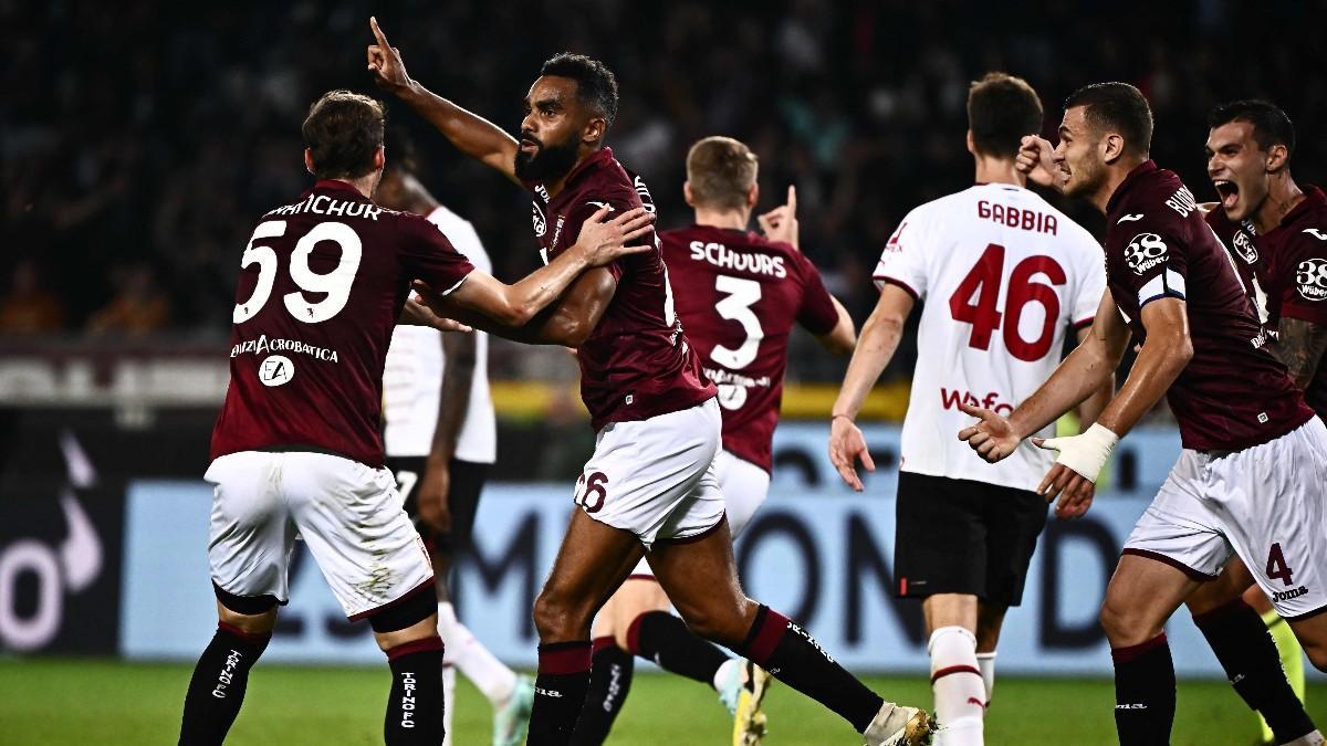 El defensa del Torino Koffi Djidji celebra con sus compañeros el gol anotado al Milan
