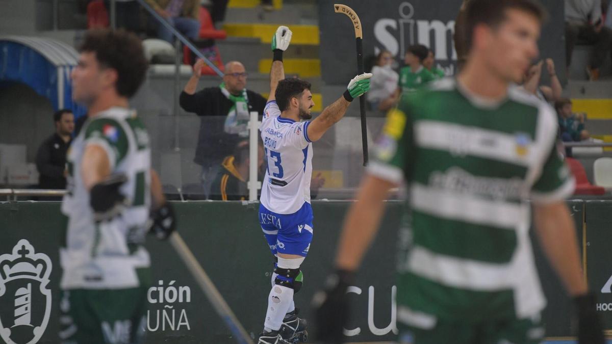 Bruno Saavedra celebra un gol al Calafell en el Palacio de los Deportes de Riazor.