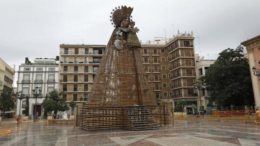 El cadafal de la Virgen espera llenarse de flores desde hoy. | M.A. MONTESINOS