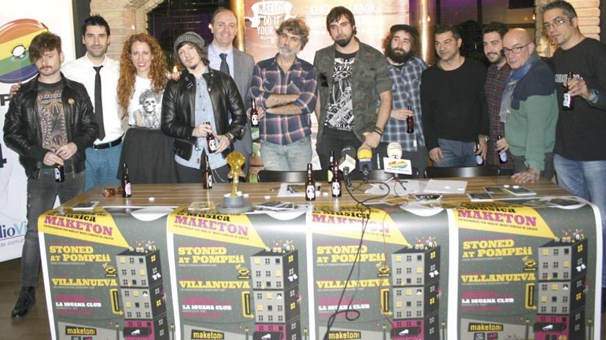 Salvador García (5º, izq.) y Emma Placer (3ª, izq.), con algunos de los grupos nominados, ayer.