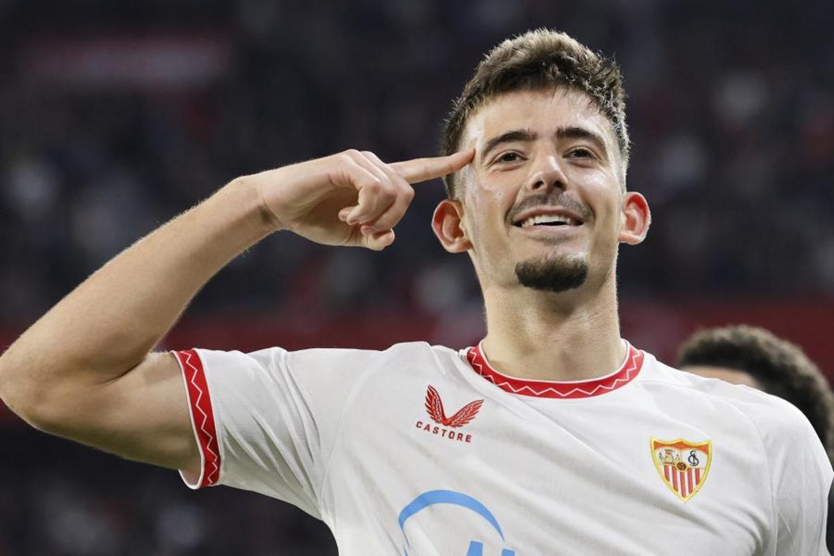 El defensa del Sevilla Kike Salas celebra su gol durante ante el Mallorca.