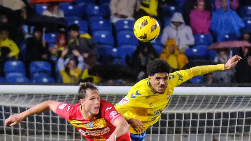 Saúl Coco lucha un balón aéreo con Juanmi Latasa, delantero del Getafe, en el partido jugado en Siete Palmas. | | JOSÉ C. GUERRA