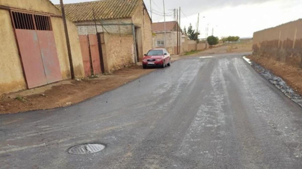 Una de las calles de la localidad con la nueva pavimentación. |