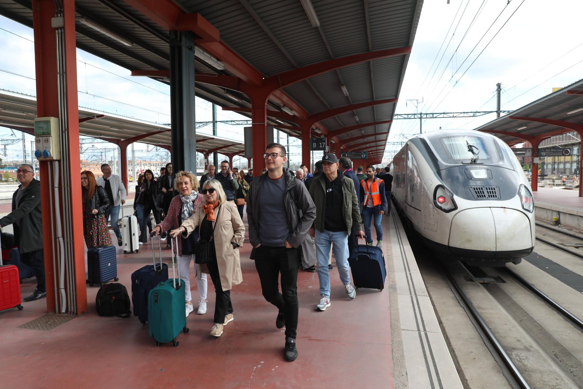 Así fue el primer viaje de un tren Avril entre Asturias y Madrid.