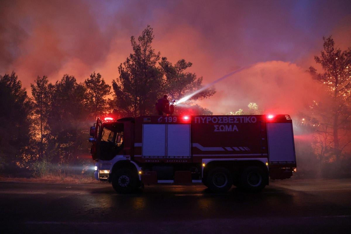 Dos grandes incencios cerca de Atenas obligan a evacuar a miles de personas