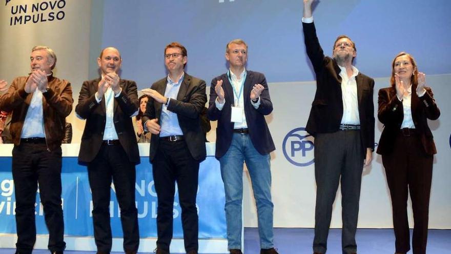 De izquierda a derecha, Barreiro, Louzán, Feijóo, Rueda, Rajoy y Ana Pastor, ayer, en la clausura del congreso del PP en Pontevedra.