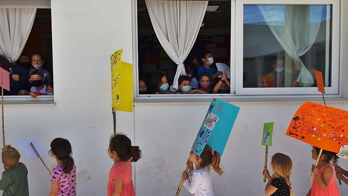 Manifestación ‘prosargantanes’ en el colegio Sant Antoni 