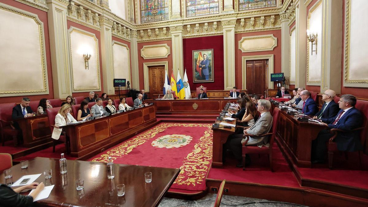 Un momento del pleno extraordinario que el Ayuntamiento de Santa Cruz de Tenerife celebró este miércoles.