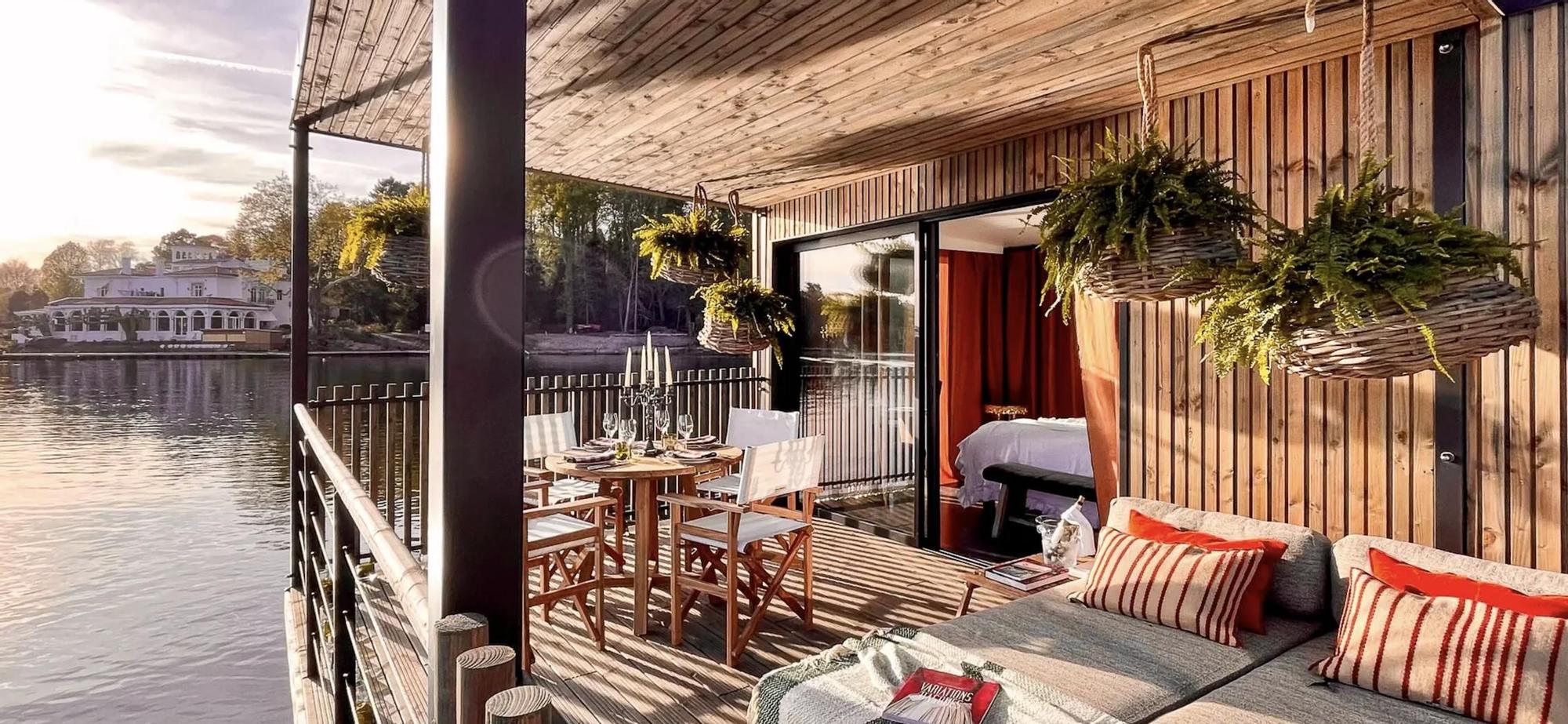 Solo se puede llegar en barca hasta cada uno de los lodges flotantes instalados en el centro de lago