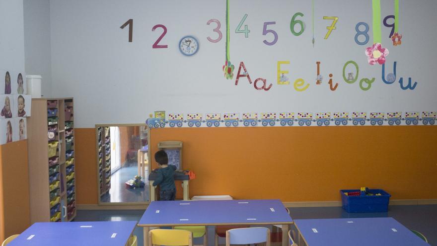 Un niño juega en un aula del centro de educación infantil Alfonso IX.