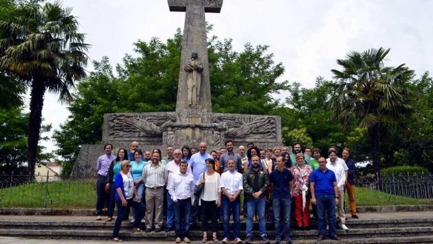 Concejales y alcaldes de Compromiso por Galicia, ante la estatua de Loriga en Lalín.