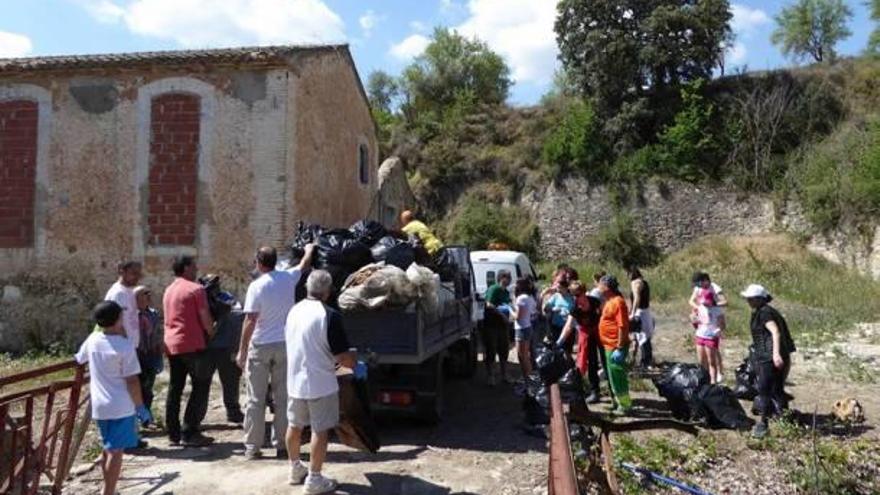 63 voluntarios retiran basura de zonas rurales