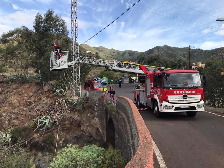 Extracción del cadáver por parte de bomberos.