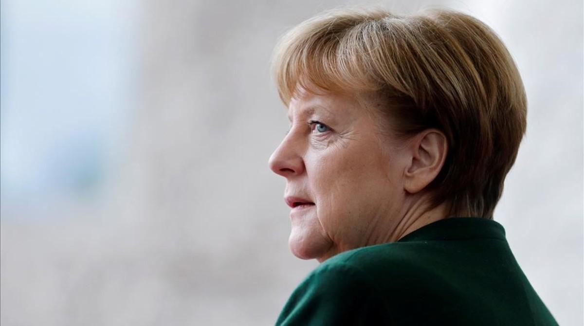 zentauroepp38386272 file photo  german chancellor angela merkel awaits the arriv170512181652