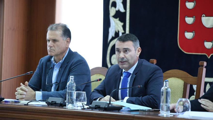 Domingo Cejas (izquierda) y Oswaldo Betancort, en un pleno del Cabildo. | PRENSA CABILDO DE LANZAROTE