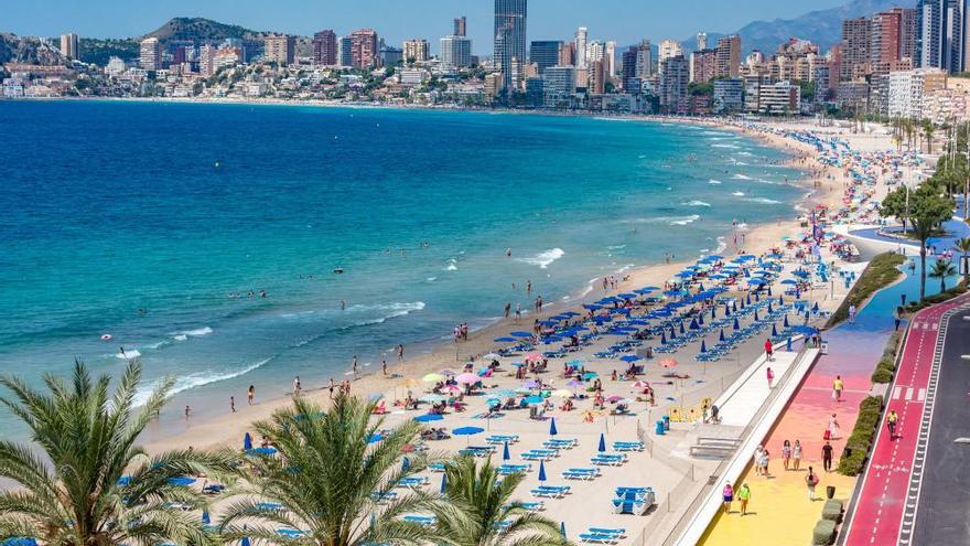 Una panorámica de la playa de Poniente de Benidorm