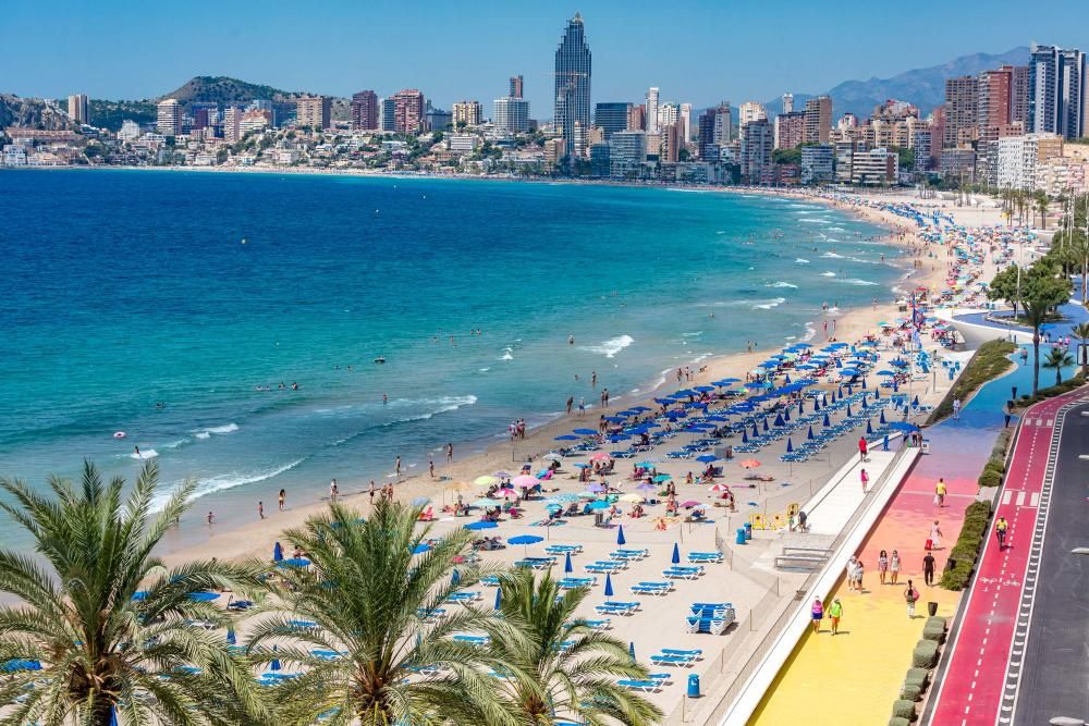 Benidorm realza las medidas tomadas en sus alojamientos y playas para promocionarse y lograr despertar la demanda de última hora