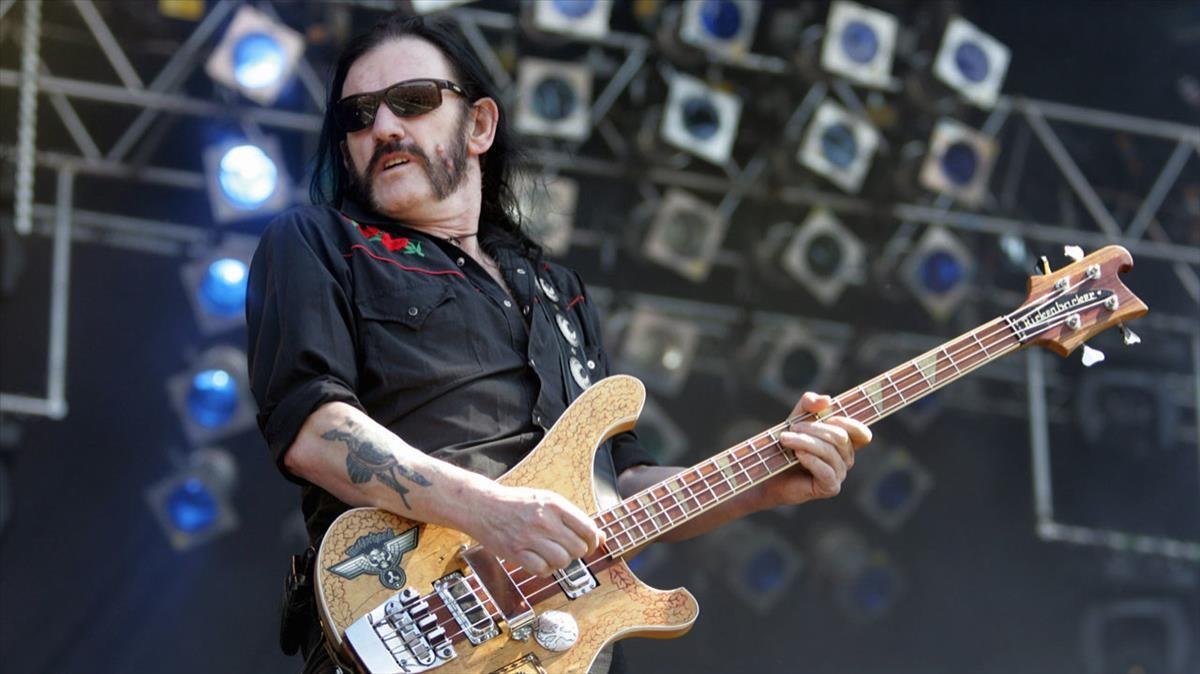 Lemmy Kilmister, de Motörhead, armado con su bajo Rickenbacker.