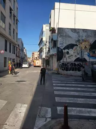 Se desploma parte de la fachada de una casa en Alzira