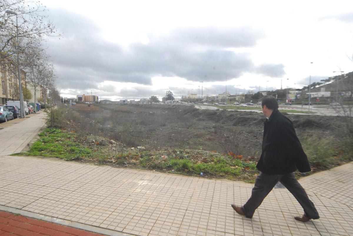 Parcela que el Ayuntamiento de Cáceres saca a subasta.