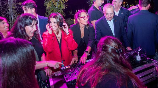 Ejecutivos convertidos en DJ y 200 VIPS en la Diagonal