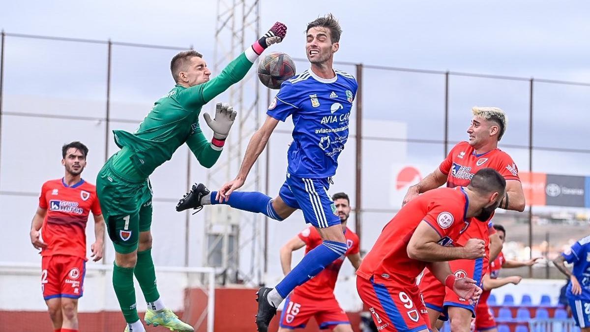 Juan peina el esférico ante la salida de Kudakovskiy.