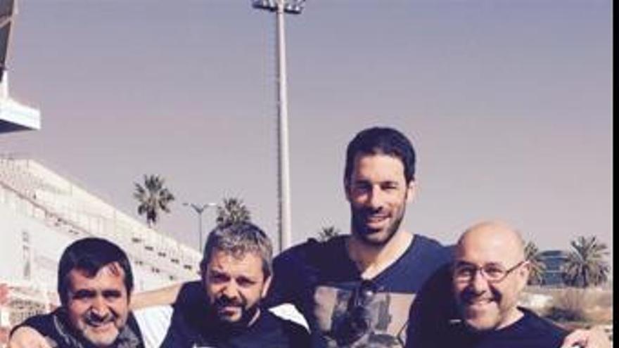 El exmalaguista Van Nistelrooy visitó a la plantilla ayer.