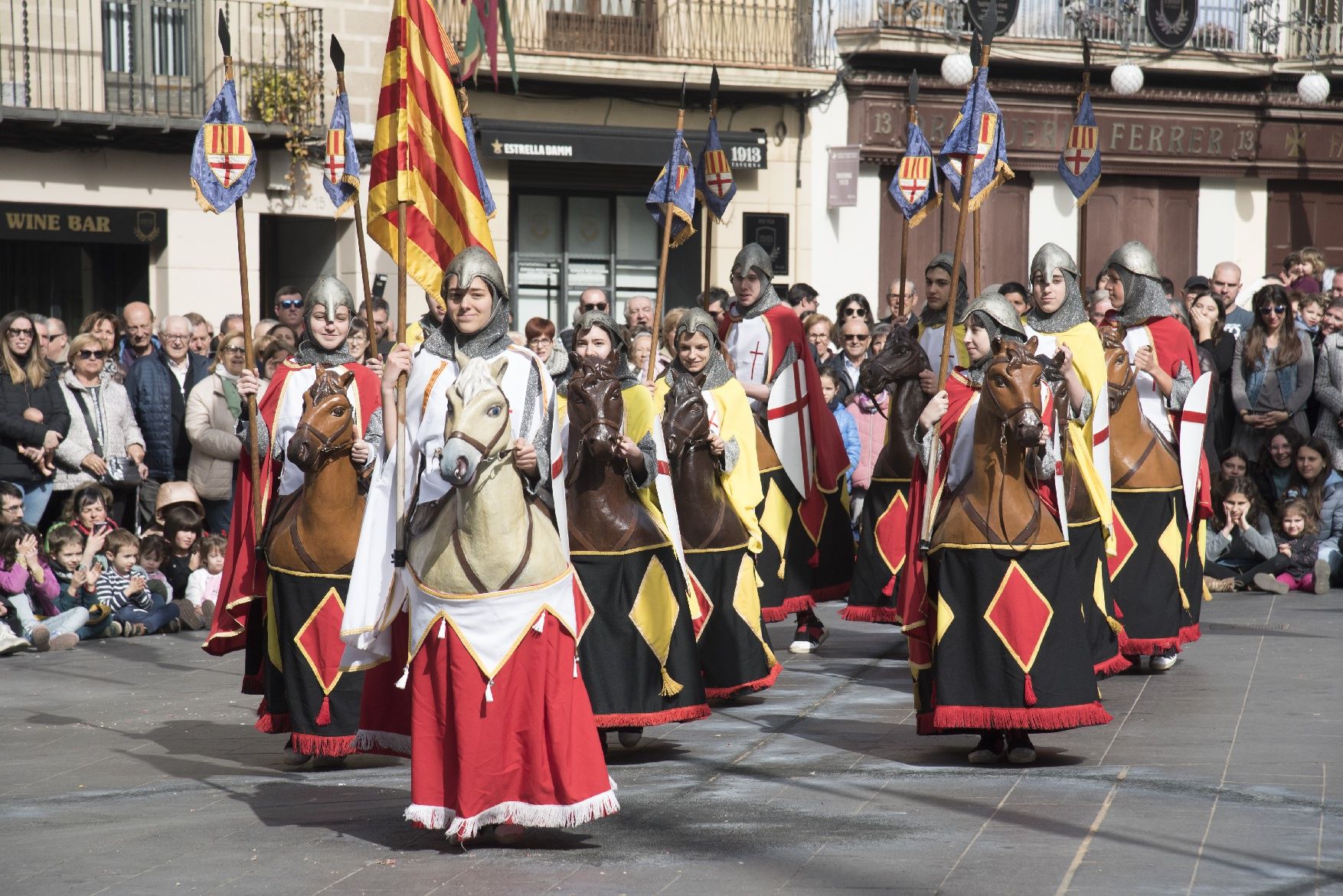 La imatgeria i els Tirallongues es llueixen enmig d'una plaça Major plena per la Festa de la Llum