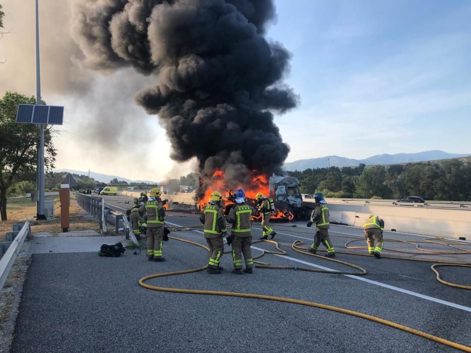 Incendi d'un camió a l'AP-7 a Capmany i l'endemà mor el xofer