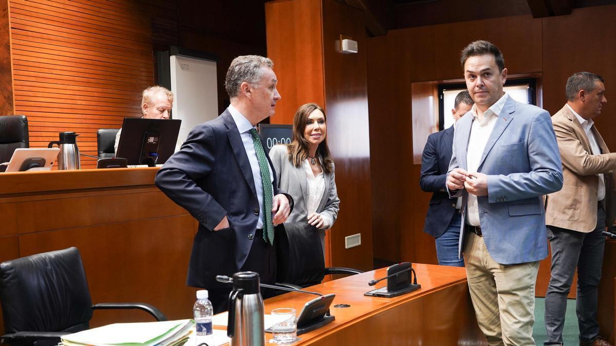 El nuevo consejero de Medio Ambiente y Turismo, Luis Biendicho, con el portavoz del PSOE en la comisión, Pedro Polo.