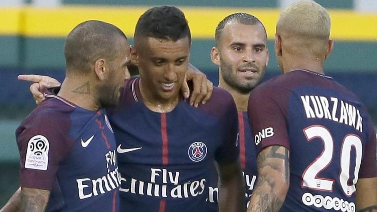 Alves felicita a Marquinhos por su gol junto a Jesé y Kurzawa