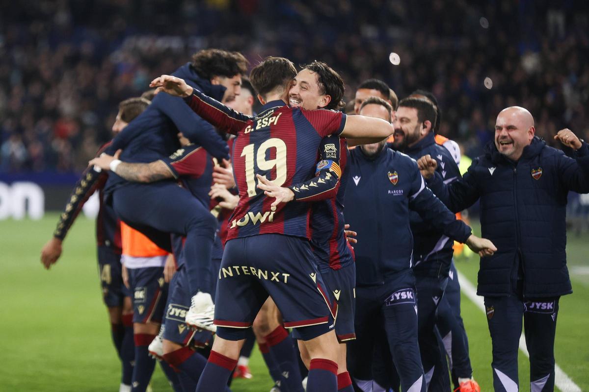 Espí y Pablo Martínez celebran el gol de Matturro ante el Elche.