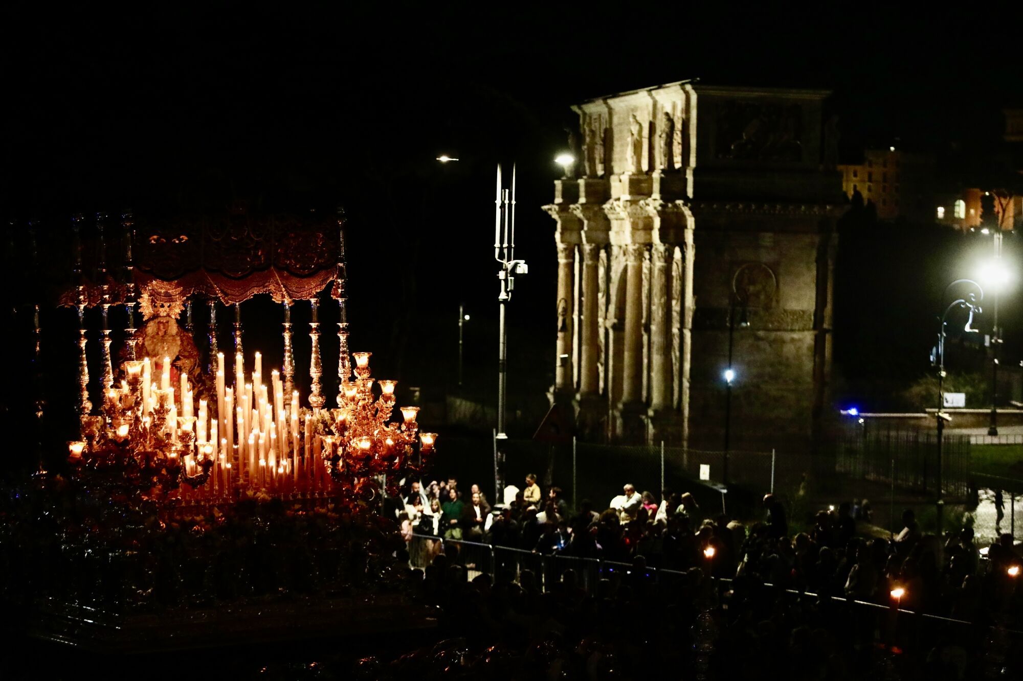 La Virgen de La Esperanza pasa junto al Coliseo por la noche durante la procesión del Jubileo 2025, en Roma
