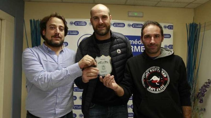 Tizón, en el centro, recibe el trofeo Gadeca. // Jesús Regal