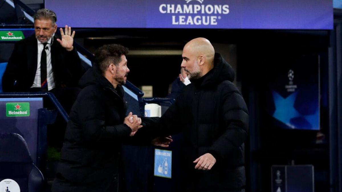 Simeone y Guardiola se saludan antes del partido de ida en Manchester.