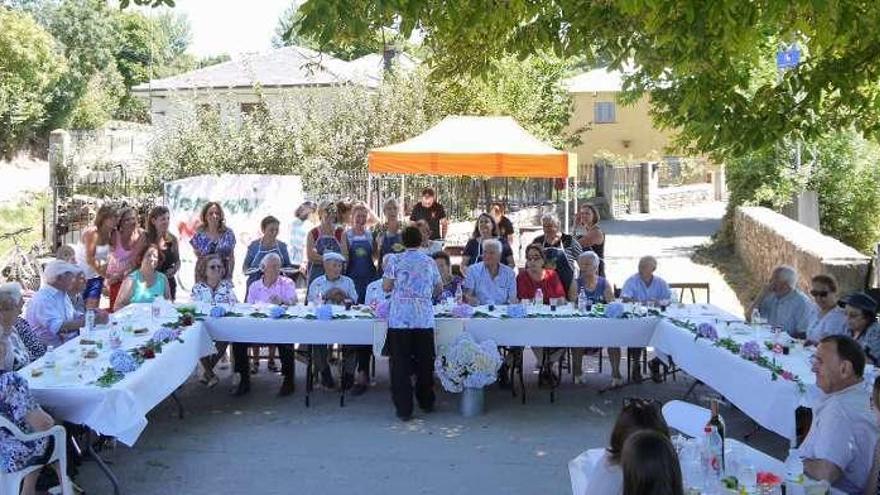 Un momento de la comida de homenaje a los mayores en Cobreros.