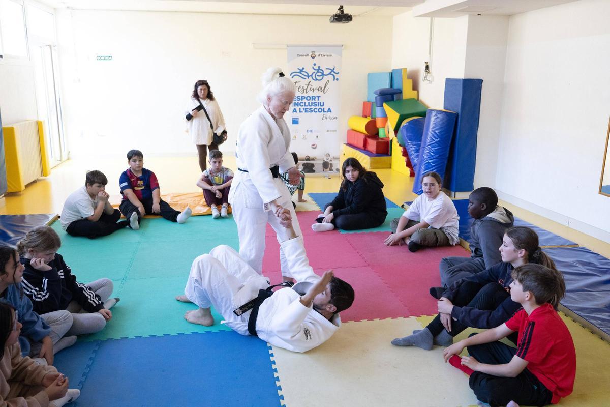 Demostración de un ejercicio de judo a cargo de la atleta paralímpica, Marta Arce.
