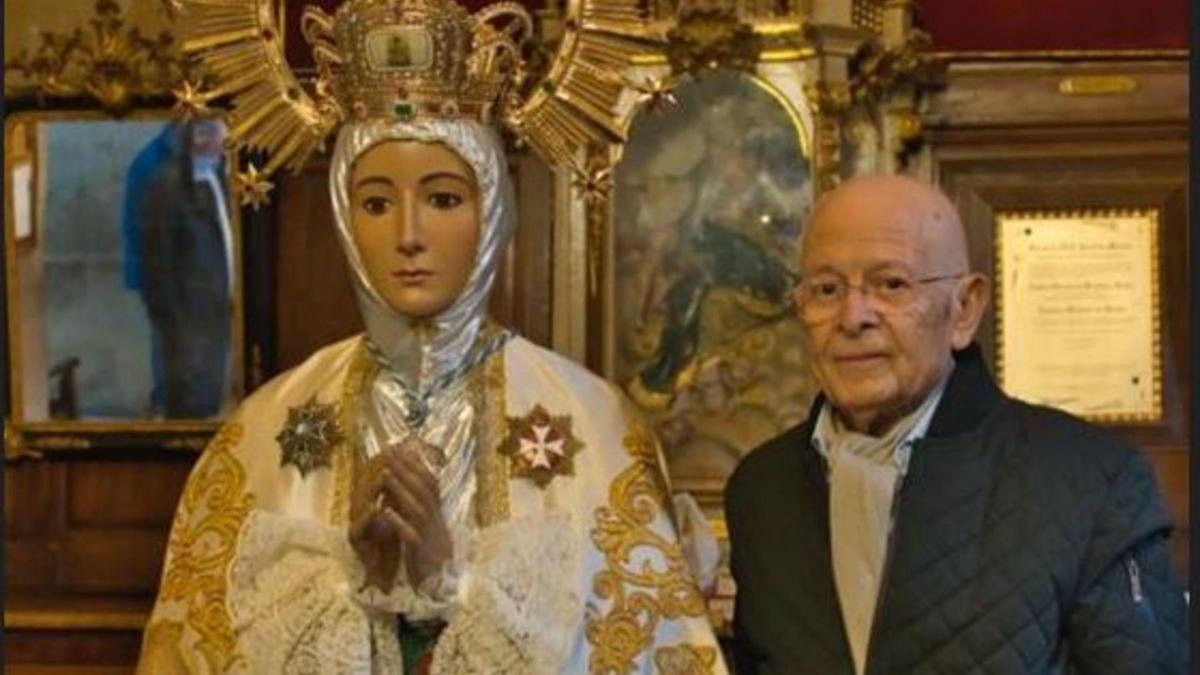 Manolo Fernández, junto a una imagen de la patrona de Elche