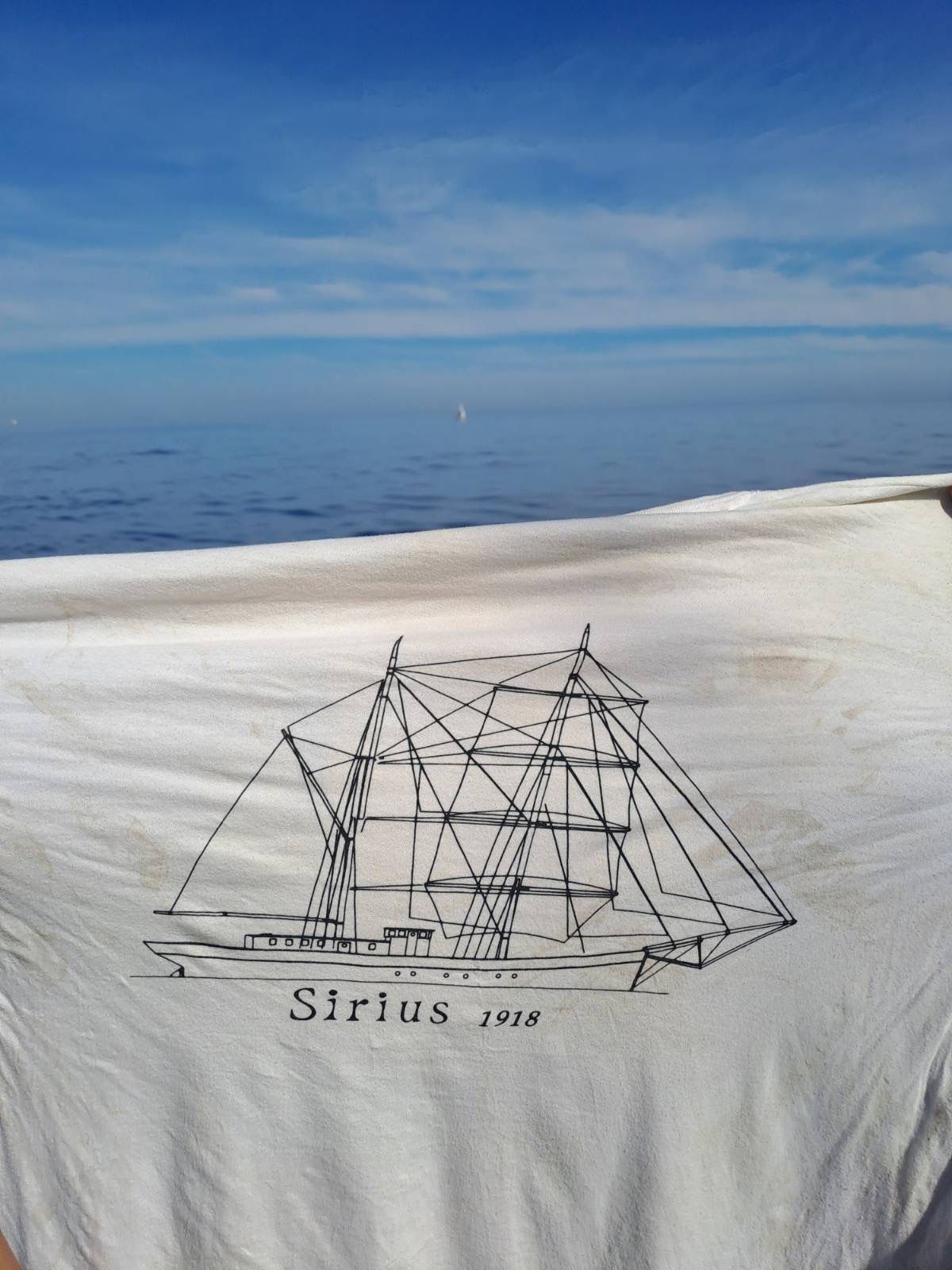 Maqueta sobre una camiseta del barco en el que viaja Sofía con destino a Gaza.