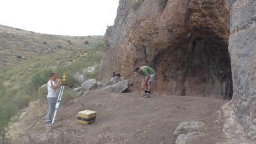 El primer sondeo arqueológico de la Cova dels Calderons se ha prolongado más de un mes.